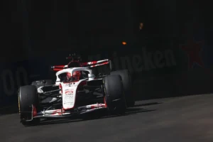 Monoplaza blanco y rojo de Haas en pista con luz lateral, equipo que evalúa a Rafael Câmara para 2027