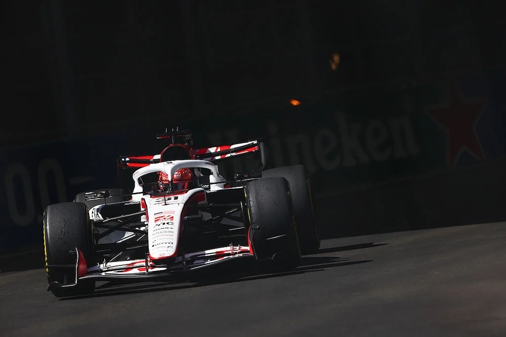 Monoplaza blanco y rojo de Haas en pista con luz lateral, equipo que evalúa a Rafael Câmara para 2027