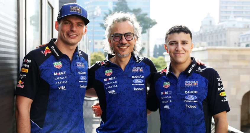 Max Verstappen, Laurent Mekies e Isack Hadjar posan con ropa de Red Bull en Bakú tras la renovación de Hadjar