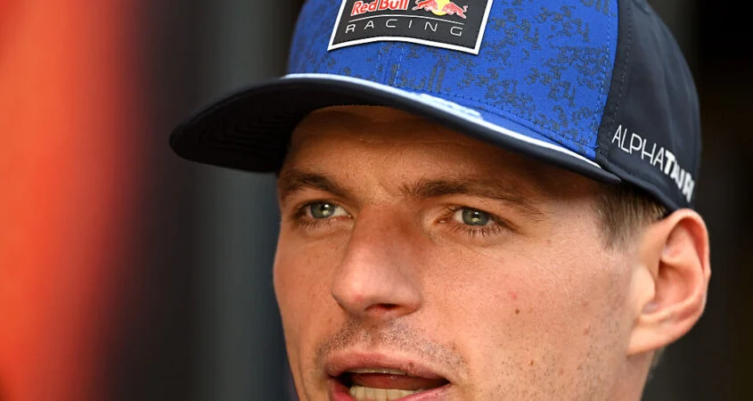 Primer plano de Verstappen en Bakú con gorra azul de Red Bull Racing durante la previa del Gran Premio