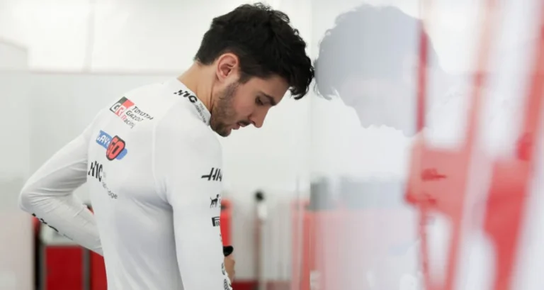 Esteban Ocon con la camiseta de Haas en el box; su asiento en Haas 2027 sería para Rafael Câmara