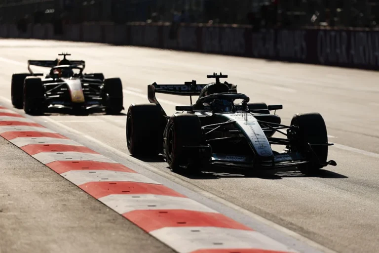 Verstappen segundo en Bakú: su Red Bull persigue al Mercedes de George Russell en el circuito urbano