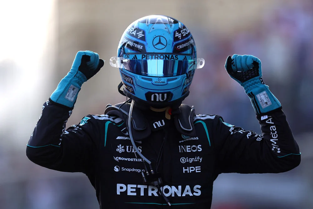 George Russell celebra con los puños en alto y el casco puesto su victoria en el GP de Azerbaiyán 2026