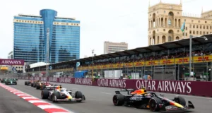 Un Red Bull encabeza un grupo de monoplazas en la recta del GP de Azerbaiyán frente a la tribuna de Bakú