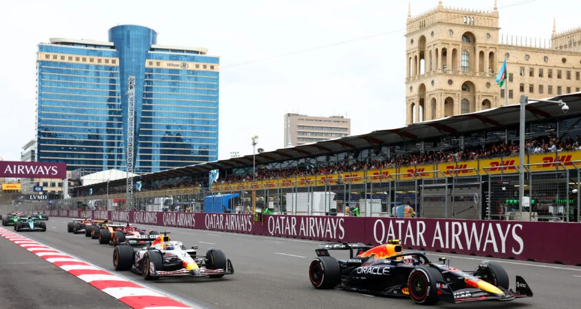 Un Red Bull encabeza un grupo de monoplazas en la recta del GP de Azerbaiyán frente a la tribuna de Bakú