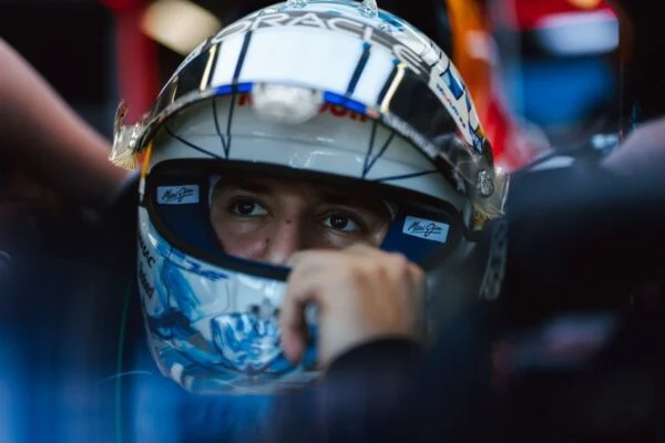Piloto con casco blanco y azul concentrado dentro de su monoplaza antes de salir a pista en Bakú