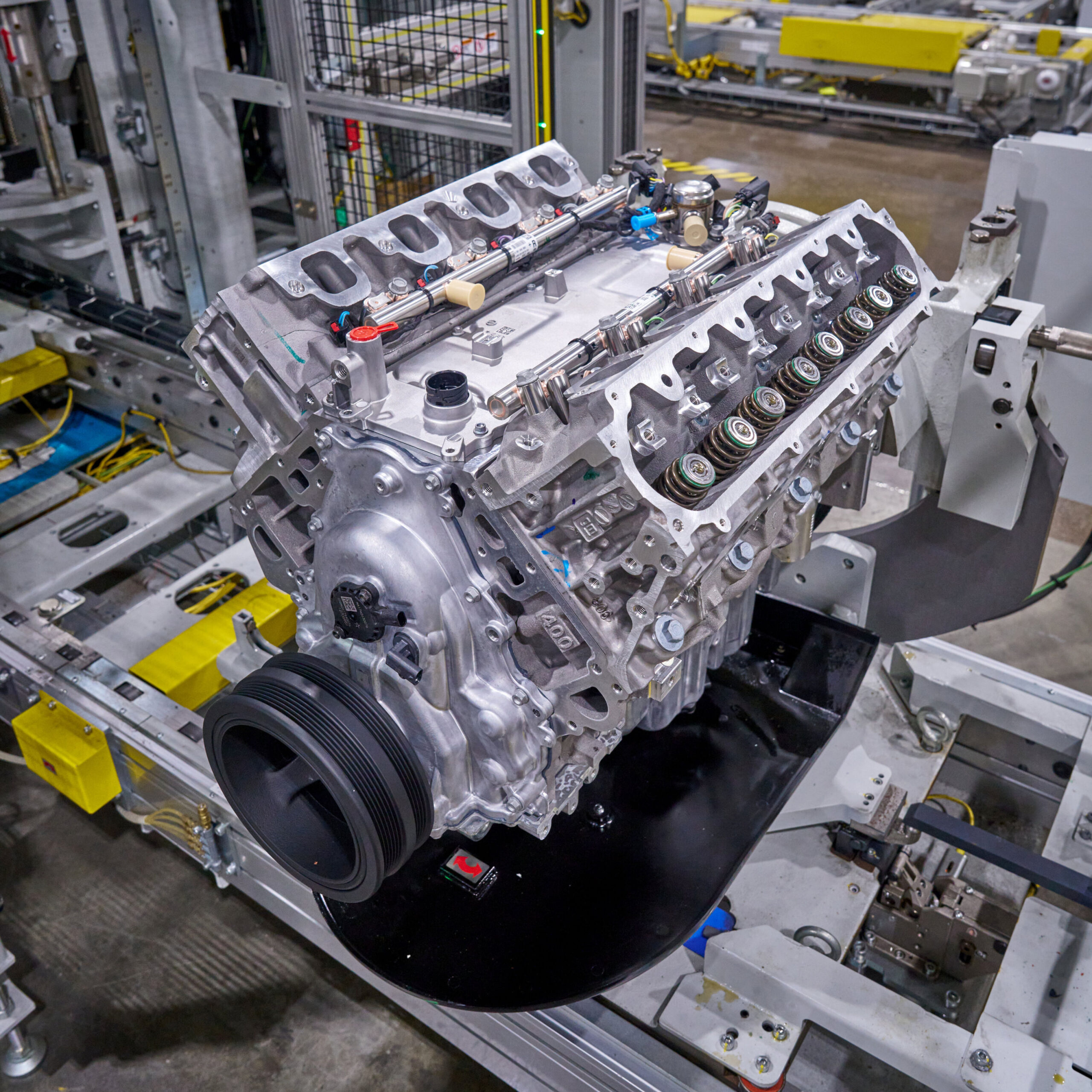 Motor V8 Small Block de sexta generación sobre la línea de ensamblaje de la planta de motores de GM en Flint