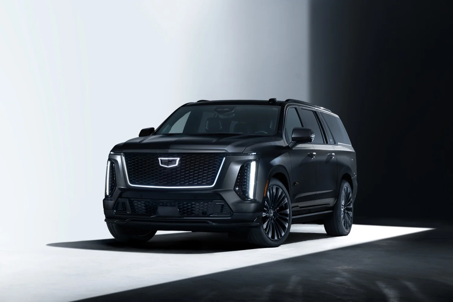 Cadillac Escalade-V 125th Anniversary Collector Series en acabado negro mate Midnight Stone Frost, de tres cuartos frontales