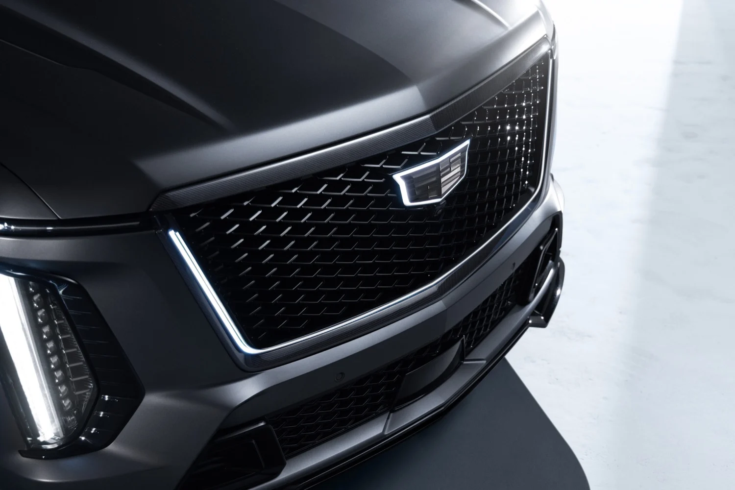 Parrilla de la Cadillac Escalade-V 125th Anniversary con el contorno en fibra de carbono, en acabado oscuro