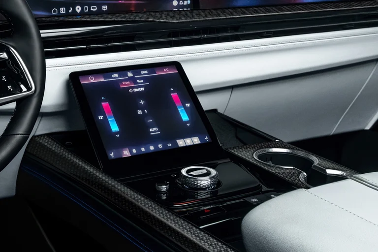 Pantalla central y mando de la consola de la Cadillac Escalade-V 125th Anniversary, con la climatización en azul y rojo