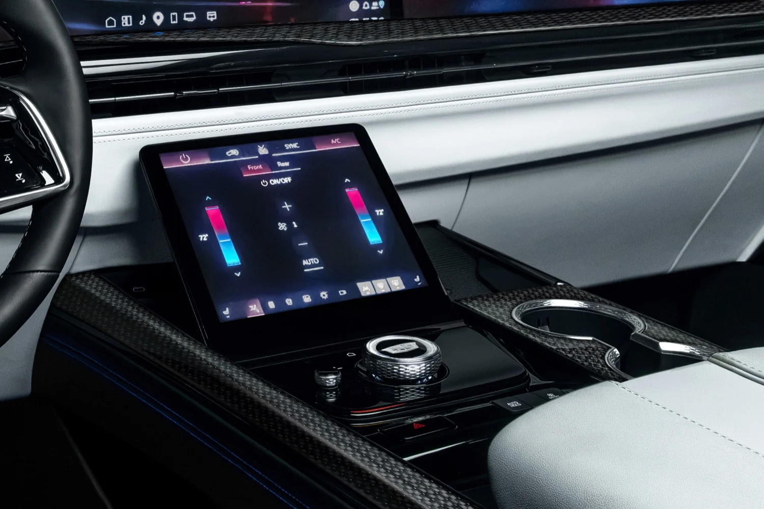 Pantalla central y mando de la consola de la Cadillac Escalade-V 125th Anniversary, con la climatización en azul y rojo