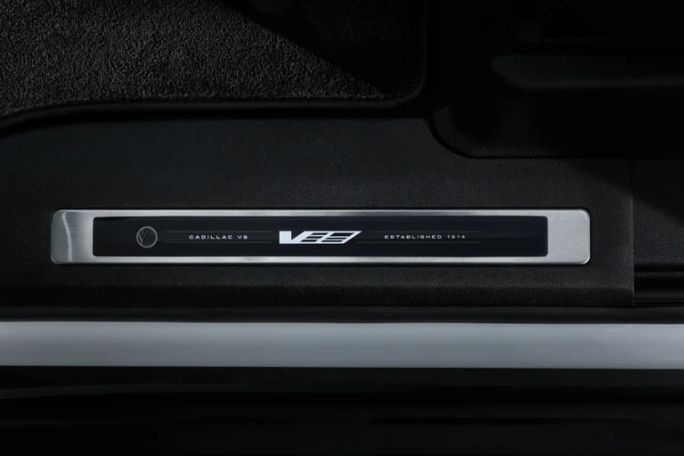 Placa de umbral iluminada con el logo V y la leyenda Cadillac V8 de la Escalade-V 125th Anniversary Collector Series