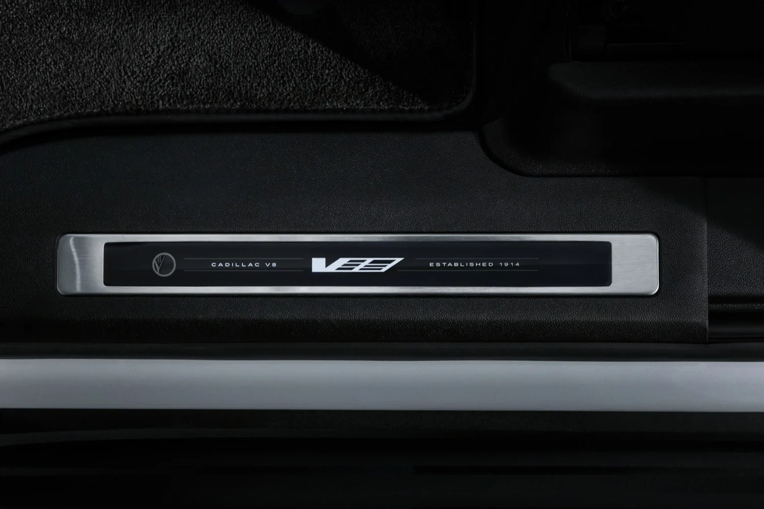 Placa de umbral iluminada con el logo V y la leyenda Cadillac V8 de la Escalade-V 125th Anniversary Collector Series