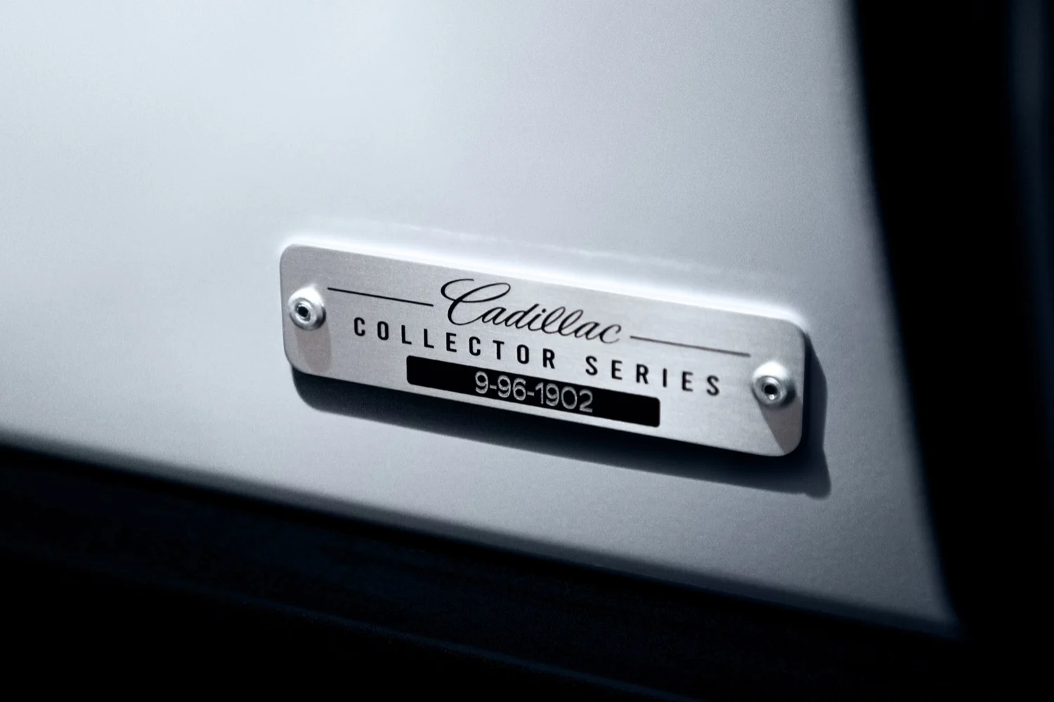 Placa numerada de la Cadillac Collector Series en la carrocería blanca de la Escalade-V, con número de serie