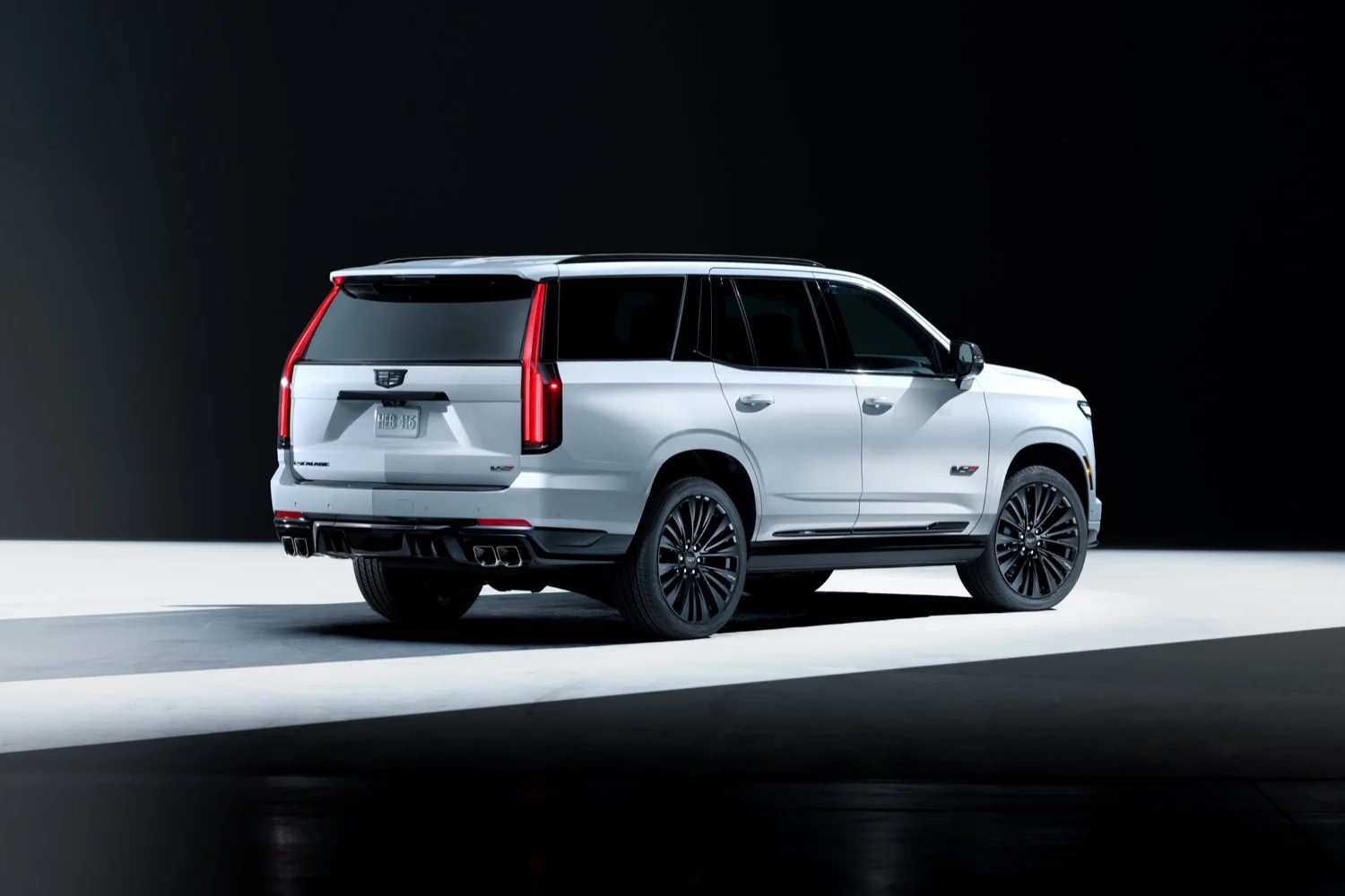 Cadillac Escalade-V 125th Anniversary Collector Series en Vibrant White Tricoat, vista de tres cuartos traseros