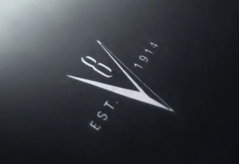 Luz de cortesía en el suelo con el logo V8 y la fecha de fundación de Cadillac, de la edición 125th Anniversary