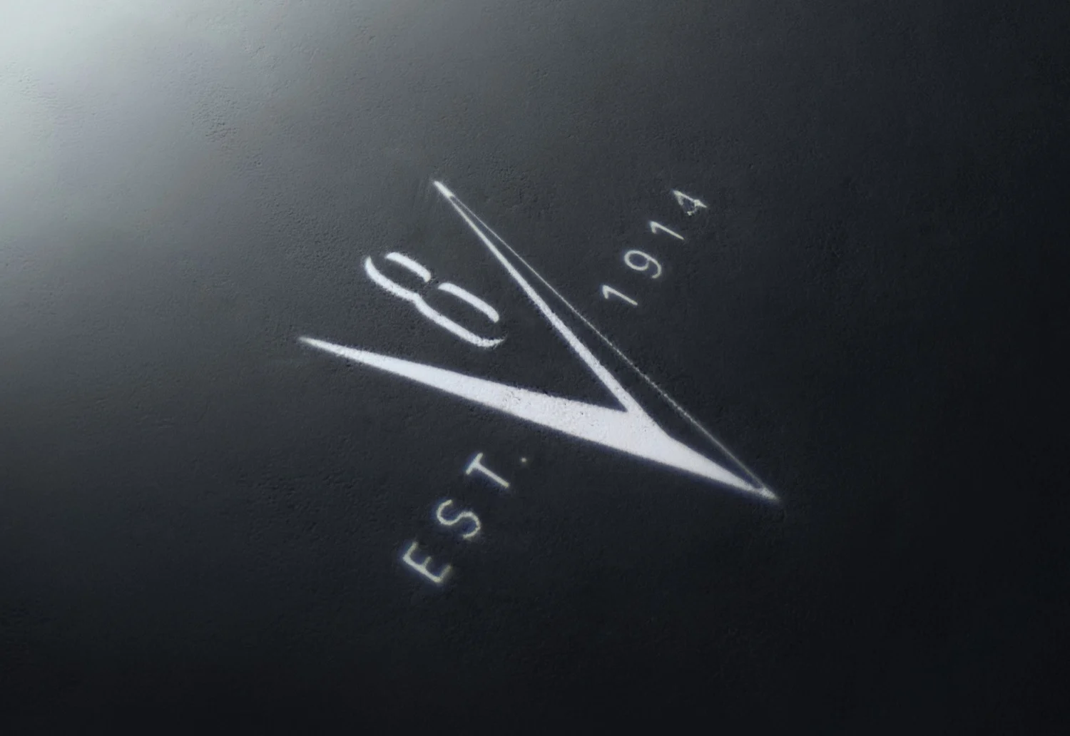 Luz de cortesía en el suelo con el logo V8 y la fecha de fundación de Cadillac, de la edición 125th Anniversary
