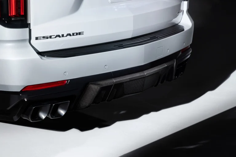 Parte trasera blanca de la Cadillac Escalade-V 125th Anniversary con la falda de fibra de carbono y el escape