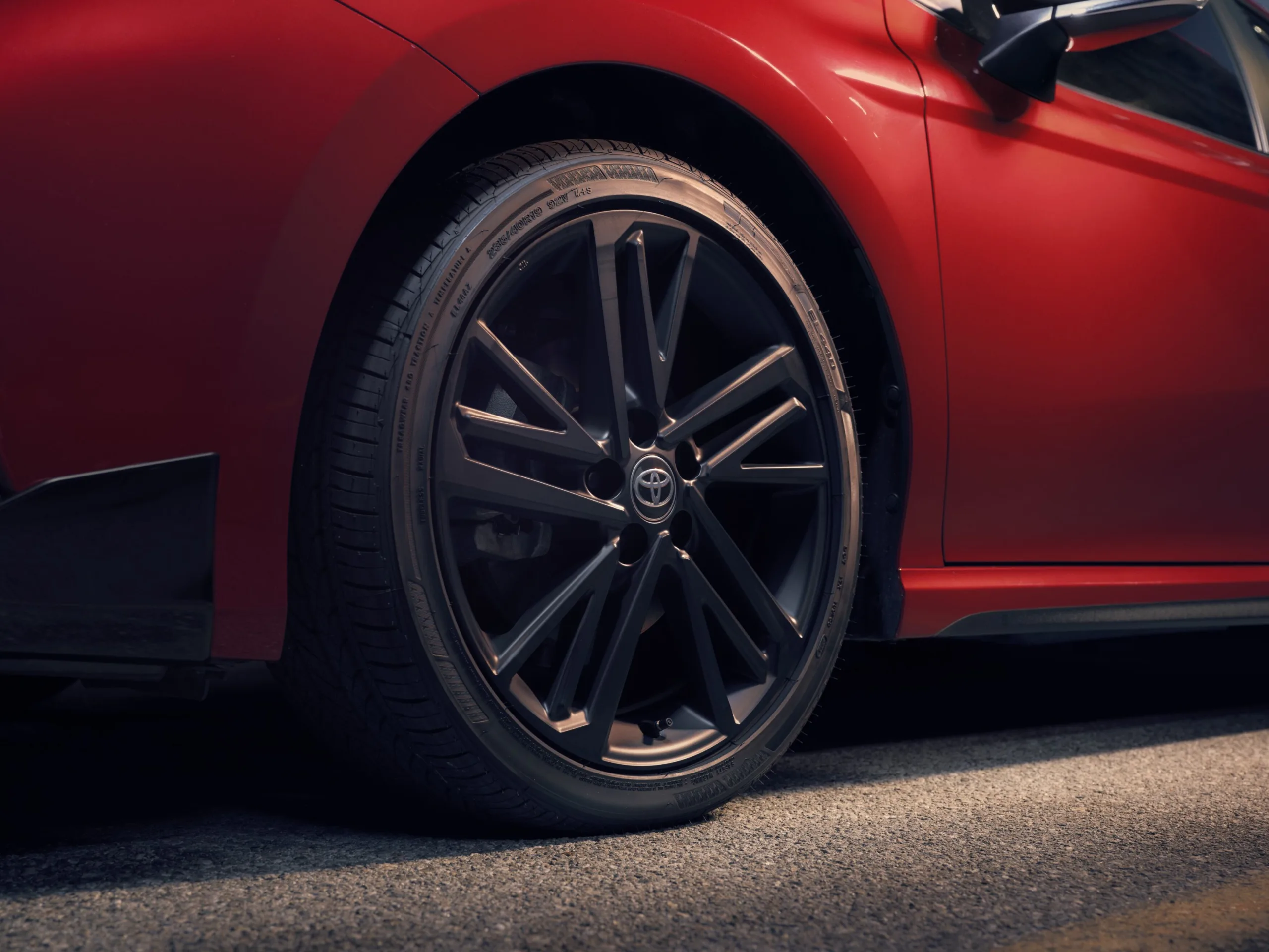 Llanta de 19 pulgadas con acabado oscuro del Toyota Camry Nightshade 2027