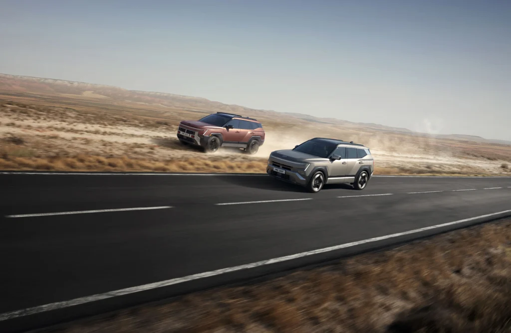 Hyundai Tucson XRT cobrizo por un camino de tierra y Tucson gris por la carretera en un paisaje desértico