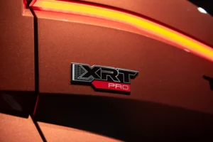 Emblema XRT PRO en la carrocería cobriza del Hyundai Tucson, junto a una luz roja