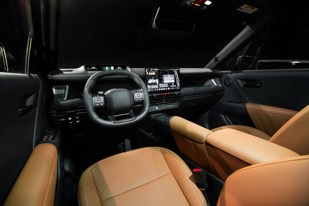 Puesto de conducción del Hyundai Tucson con volante, cuadro digital, pantalla central y asientos de cuero