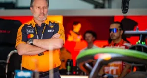 Zak Brown, director ejecutivo de McLaren, con los brazos cruzados en el garaje del equipo