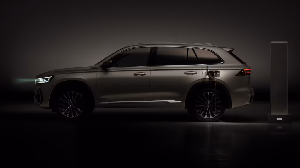Geely Monjaro EM-i en vista lateral sobre un fondo oscuro, conectado a un cargador eléctrico