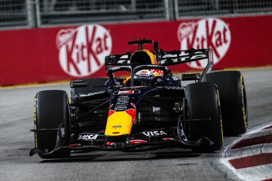 Monoplaza de Red Bull de frente en una curva del circuito urbano de Singapur durante el sprint