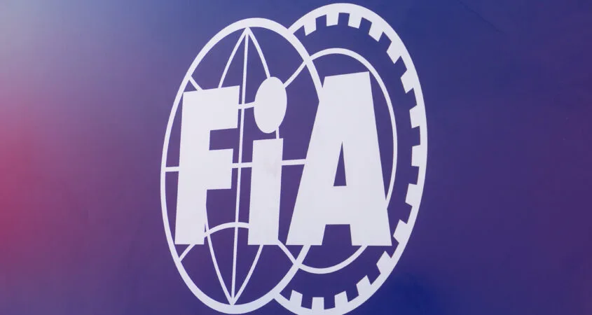 Logotipo de la FIA sobre un fondo azul y morado, en el comunicado sobre el error humano de la FIA en Singapur