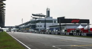 Recta principal y parrilla de Sepang con marcas de salida en el asfalto, frente a los boxes y carteles de Gulf Air