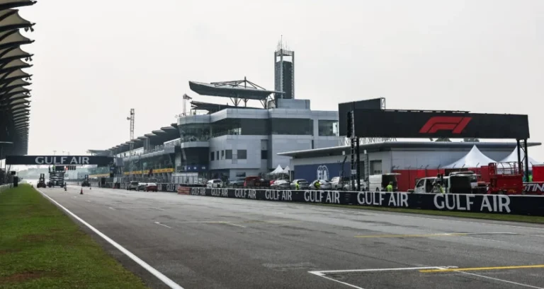 Recta principal y parrilla de Sepang con marcas de salida en el asfalto, frente a los boxes y carteles de Gulf Air