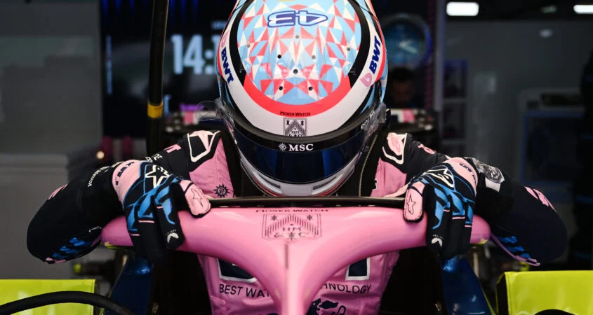 Penalización de Colapinto en Sepang: el piloto de Alpine, con casco, se apoya en el halo para subir al monoplaza