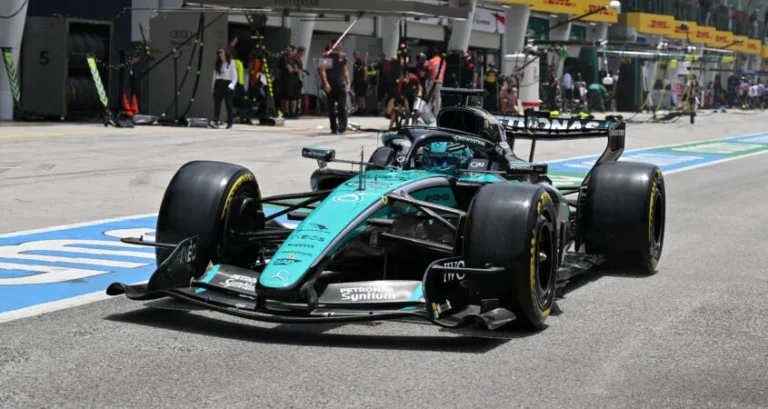 Mercedes W17 saliendo por el pit lane de Sepang durante los libres del Gran Premio de Bahréin