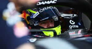 Penalización de Hadjar en Sepang: el piloto de Red Bull, con casco, sentado en el cockpit dentro del garaje