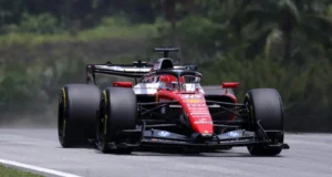 Ferrari de Leclerc en Sepang durante los segundos libres del Gran Premio de Bahréin, con vegetación al fondo
