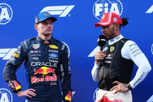 Verstappen y Hamilton tras la clasificación en Sepang, el británico habla al micrófono con gorra de Ferrari