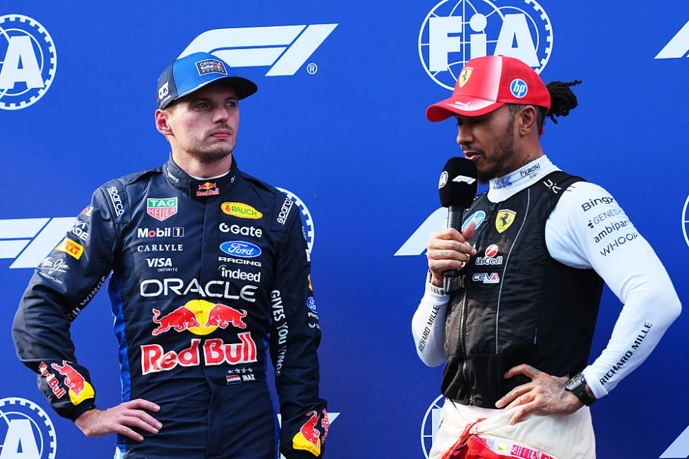Verstappen y Hamilton tras la clasificación en Sepang, el británico habla al micrófono con gorra de Ferrari