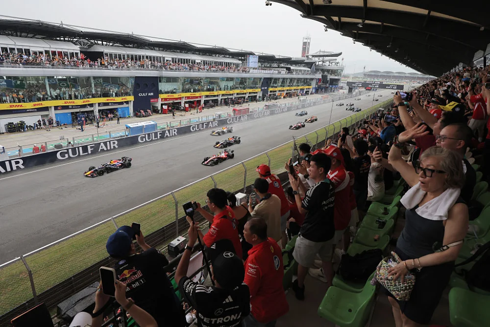 Monoplazas en la recta de Sepang ante aficionados en la tribuna durante el GP de Bahréin 2026