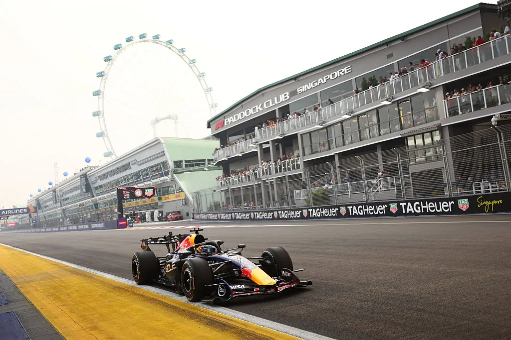 Monoplaza de Red Bull en la pista de Marina Bay, con la pole de Verstappen en la carrera sprint de Singapur