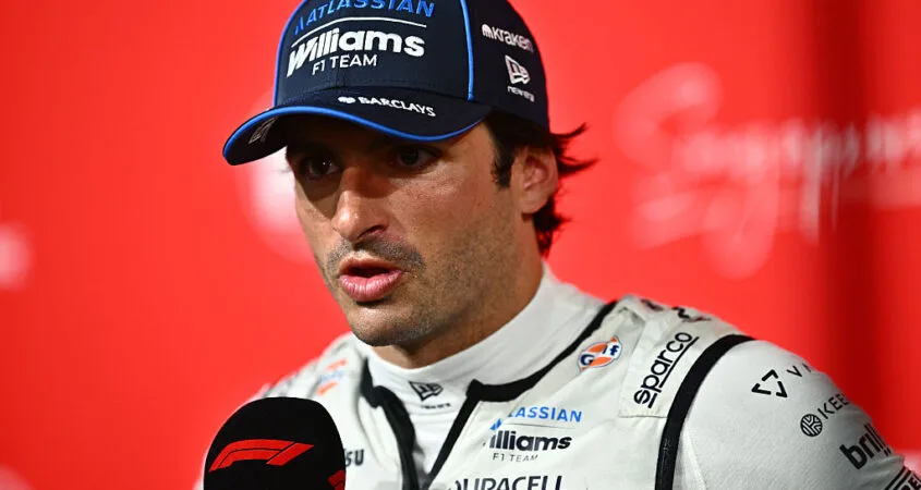 Carlos Sainz, con gorra de Williams, habla ante un micrófono: Sainz critica a la FIA por el fallo en Singapur