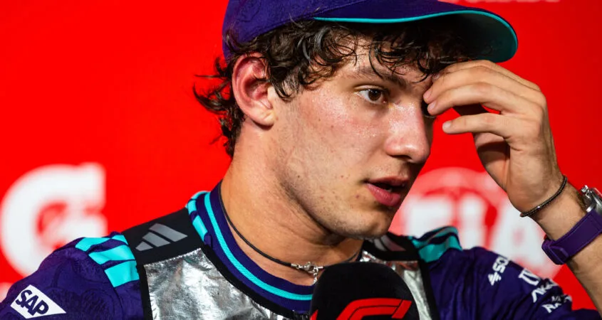 Antonelli en Singapur: Kimi Antonelli, de Mercedes, con la mano en la frente tras la clasificación sprint