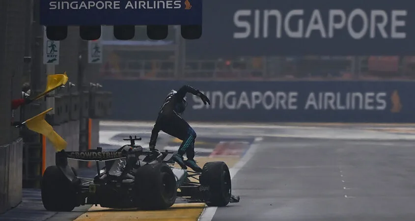Monoplaza de Mercedes detenido contra las barreras de Marina Bay mientras el piloto sale del auto