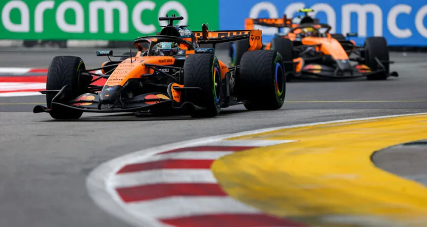 Dos McLaren naranjas rodando juntos en una curva de Marina Bay durante el sprint de Singapur