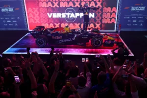 Victoria de Verstappen en Singapur: el piloto celebra de pie sobre su Red Bull ante el público