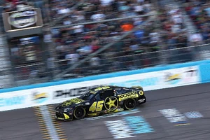 Título de constructores de NASCAR: el Toyota número 45 de Tyler Reddick frente a la tribuna del Phoenix Raceway