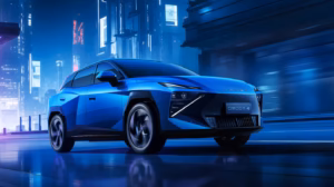 Omoda 4 azul en una calle urbana nocturna iluminada con luces de neón, vista de tres cuartos delantera