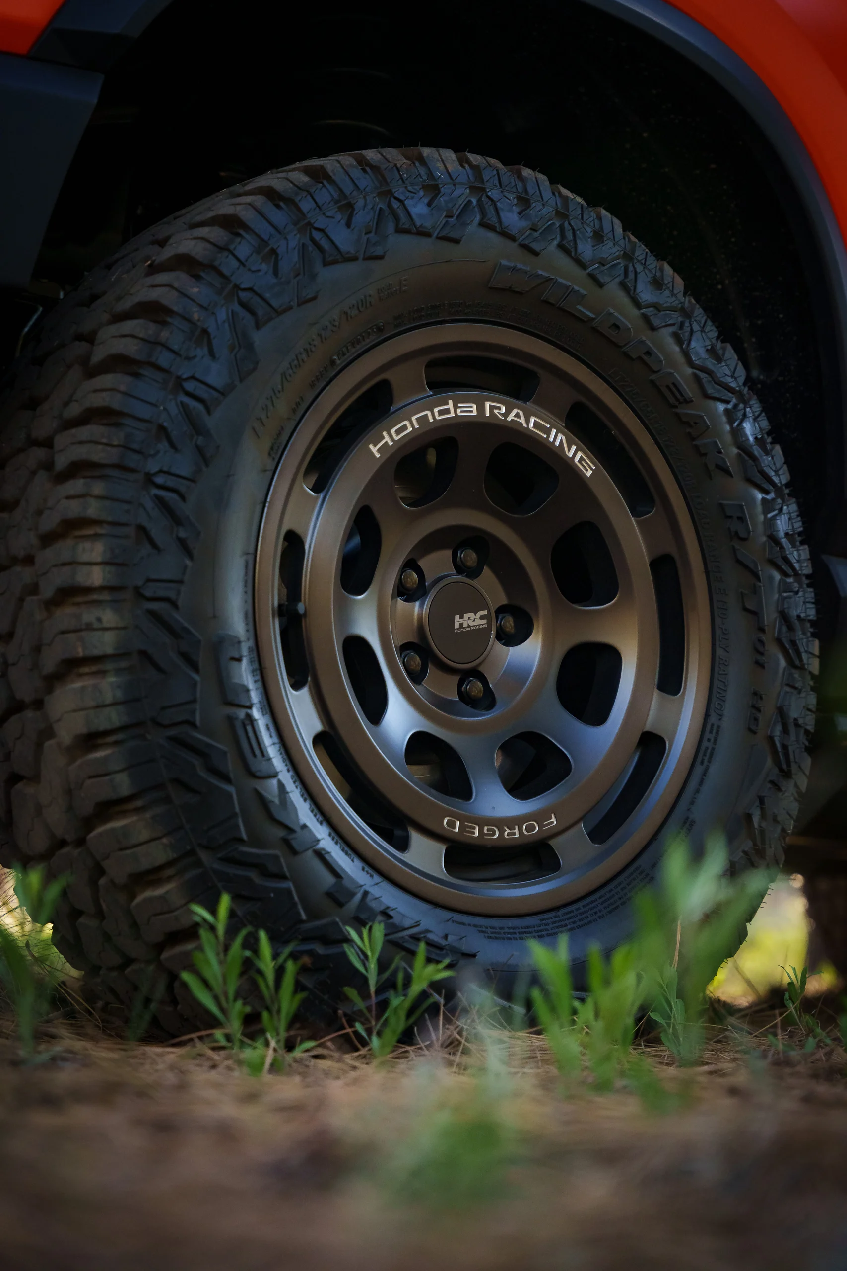 Rin todoterreno forjado de HRC Performance Parts en acabado Techna Bronze para el Honda Passport