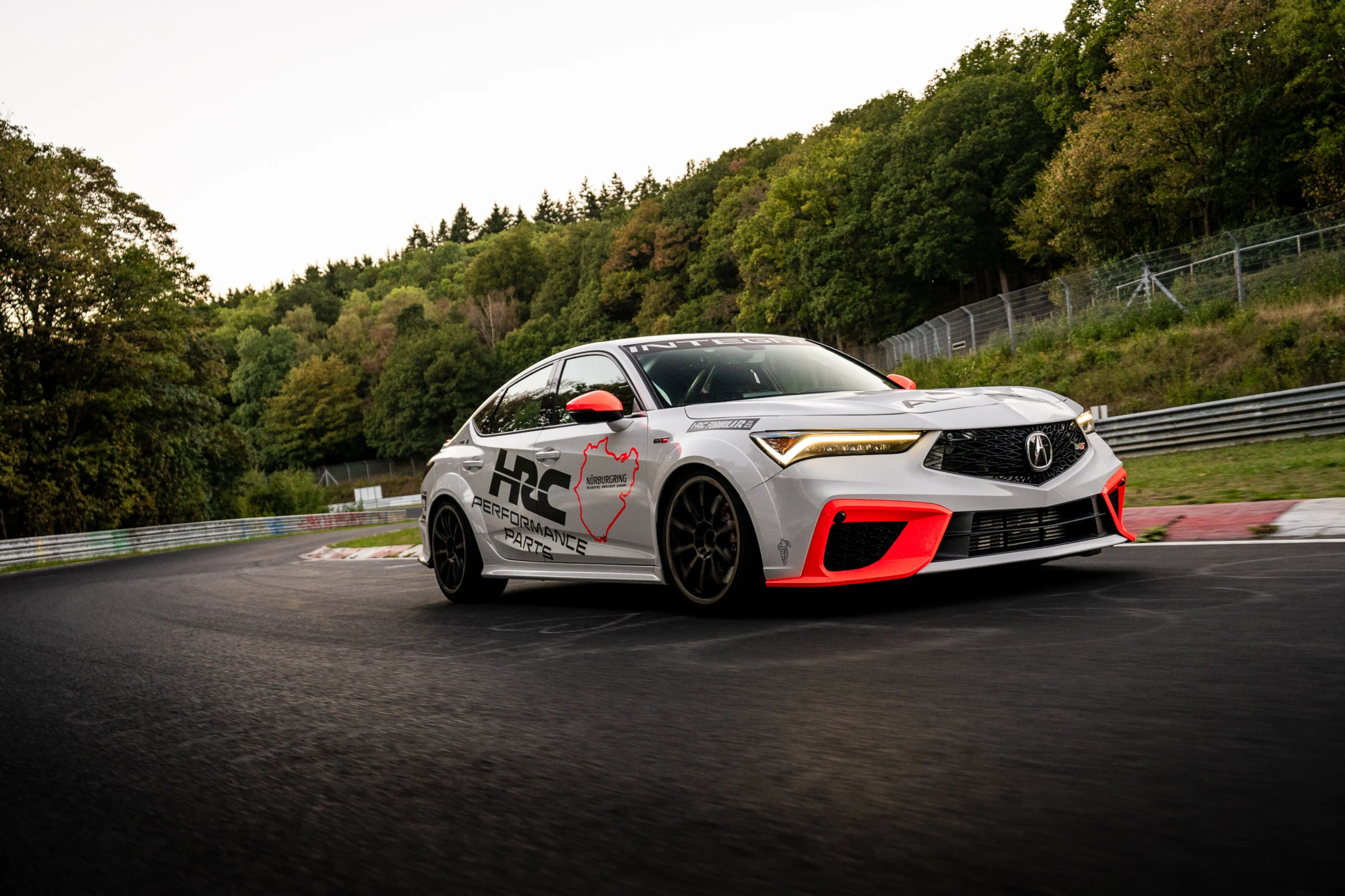Acura Integra Type S rodando en el Nürburgring con los rines forjados de HRC Performance Parts