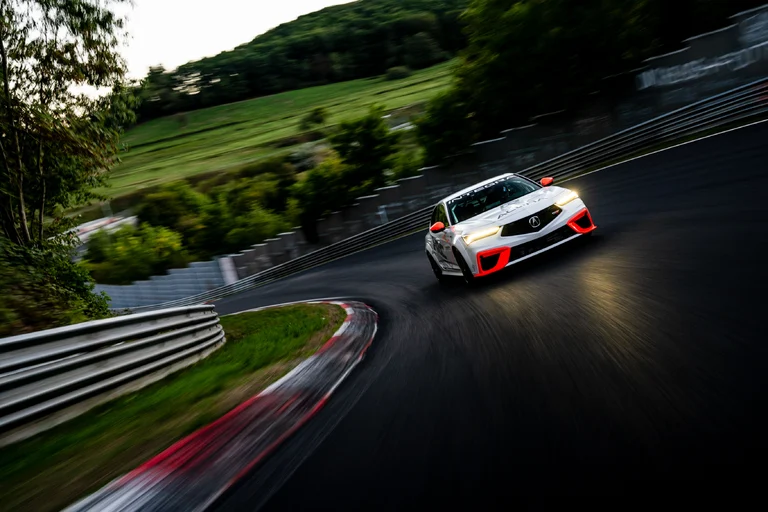 Acura Integra Type S en el Nürburgring con rines forjados HRC Performance Parts de 19 pulgadas